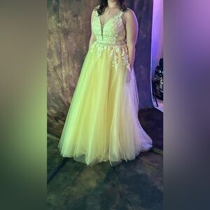 Dave & Johnny Black Label on Yellow Fabric
Perfect for Prom 2026, Wedding , etc